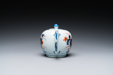 Elf Chinese famille rose en Imari-stijl borden en een theepot met deksel, Kangxi/Qianlong
