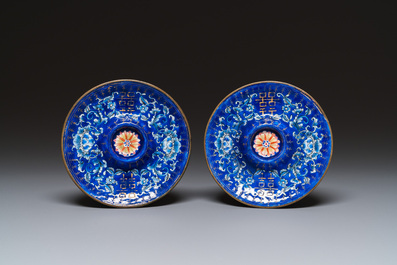 Paire de tasses sur supports de type 'trembleuse' en &eacute;maux de Canton &agrave; d&eacute;cor 'Shou', Chine, Qianlong
