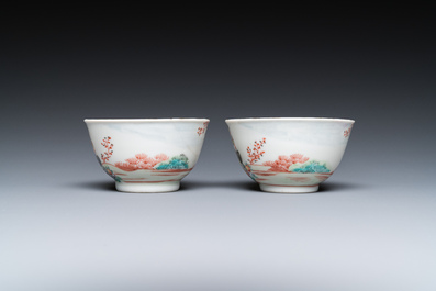 Een paar Chinese famille rose koppen en schotels met Europees decor, Qianlong