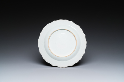 Een Chinees famille rose bord met mandarijns decor van theedrinkers, Qianlong