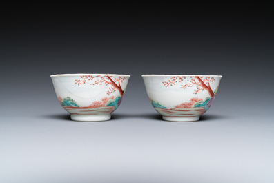 Een paar Chinese famille rose koppen en schotels met Europees decor, Qianlong