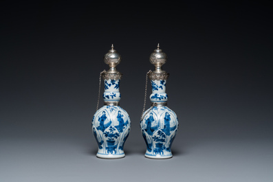 Paire de vases en porcelaine de Chine en bleu et blanc aux montures en argent hollandais, Kangxi