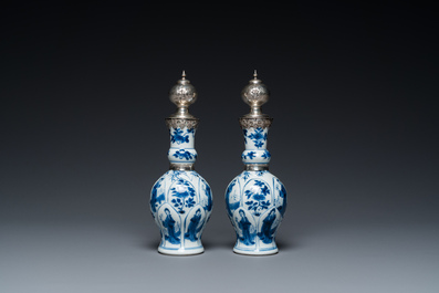Paire de vases en porcelaine de Chine en bleu et blanc aux montures en argent hollandais, Kangxi