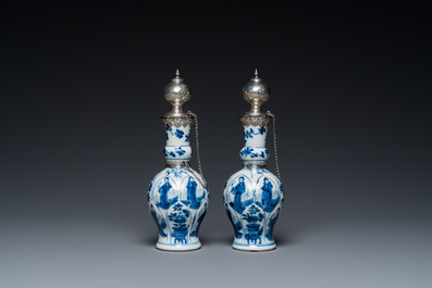 Paire de vases en porcelaine de Chine en bleu et blanc aux montures en argent hollandais, Kangxi