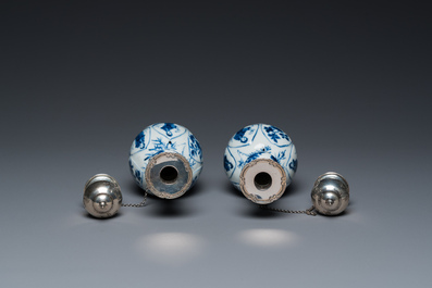 Paire de vases en porcelaine de Chine en bleu et blanc aux montures en argent hollandais, Kangxi