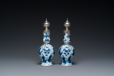 Paire de vases en porcelaine de Chine en bleu et blanc aux montures en argent hollandais, Kangxi