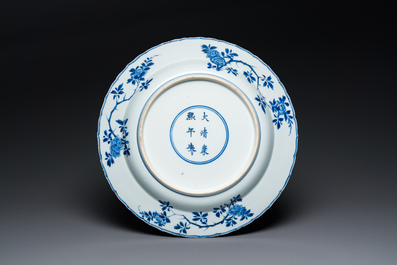 Een Chinese blauw-witte 'vier seizoenen' schotel, Kangxi merk en periode