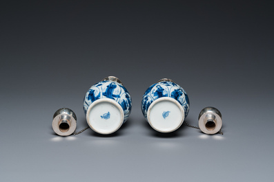 Paire de vases en porcelaine de Chine en bleu et blanc aux montures en argent hollandais, Kangxi