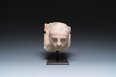 Fragment de corbeau en pierre sculpt&eacute;e figurant une t&ecirc;te de sainte aux traces de polychromie, Pays-Bas, 15&egrave;me