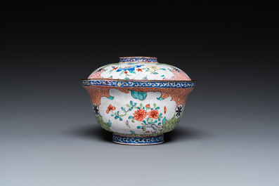 Een Chinese dekselkom met bloemen en vlinders in Canton email, Yongzheng/Qianlong