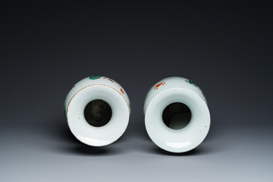 Paire de vases en porcelaine de Chine famille rose &agrave; d&eacute;cor des 'Sanxing', 19&egrave;me
