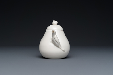 Een Chinese Dehua blanc de Chine theepot, gesigneerd Yi Gong, 18/19e eeuw