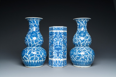 Drie Chinese blauw-witte vazen, 19e eeuw
