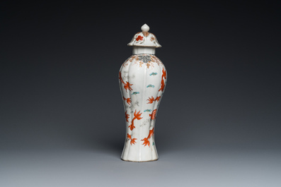 Een Chinese ijzerrode en grisaille dekselvaas met goudvissen, Yongzheng
