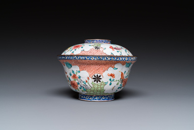 Een Chinese dekselkom met bloemen en vlinders in Canton email, Yongzheng/Qianlong