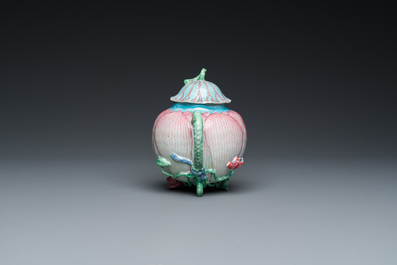 Een Chinese famille rose 'lotus' theepot met deksel, Yongzheng