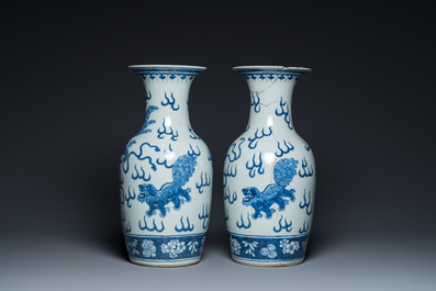 Een paar Chinese blauw-witte vazen met boeddhistische leeuwen, 19e eeuw