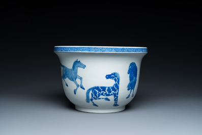 Een Chinese blauw-witte 'Acht paarden van Mu Wang' jardini&egrave;re, Kangxi merk, 19/20e eeuw