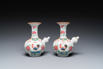 Een paar Chinese famille rose kendi met hanen, Qianlong