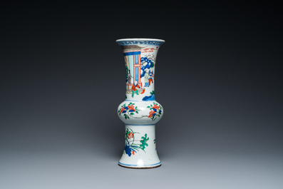 Vase de forme 'gu' en porcelaine de Chine wucai &agrave; d&eacute;cor narratif, 19&egrave;me