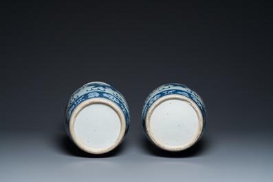 Een paar Chinese blauw-witte vazen met boeddhistische leeuwen, 19e eeuw
