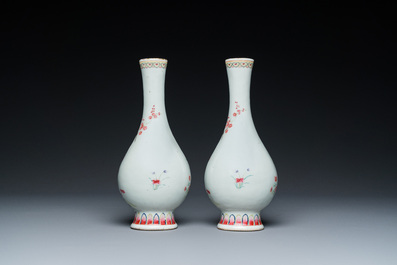 Een paar Chinese flesvormige famille rose vazen, Jiaqing