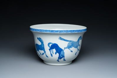 Een Chinese blauw-witte 'Acht paarden van Mu Wang' jardini&egrave;re, Kangxi merk, 19/20e eeuw