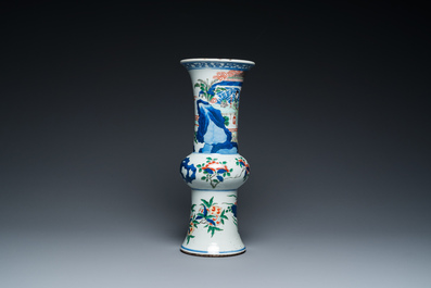 Vase de forme 'gu' en porcelaine de Chine wucai &agrave; d&eacute;cor narratif, 19&egrave;me