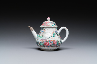 Een Chinese famille rose theepot met vissers, Yongzheng