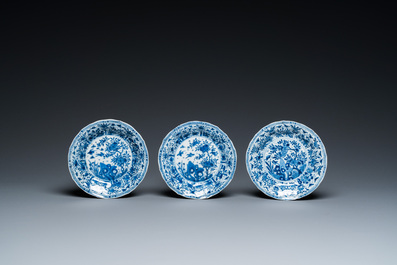 Douze tasses et soucoupes en porcelaine de Chine en bleu, blanc et famille rose, Kangxi/Yongzheng