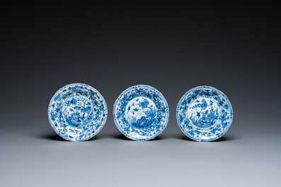 Douze tasses et soucoupes en porcelaine de Chine en bleu, blanc et famille rose, Kangxi/Yongzheng