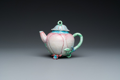 Een Chinese famille rose 'lotus' theepot met deksel, Yongzheng