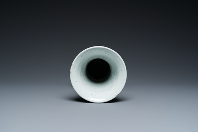 Vase de forme 'gu' en porcelaine de Chine wucai &agrave; d&eacute;cor narratif, 19&egrave;me