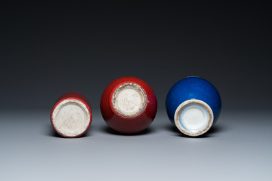 Deux vases et un pot &agrave; pinceaux en porcelaine de Chine en sang de boeuf et bleu poudr&eacute; monochrome, 18/19&egrave;me