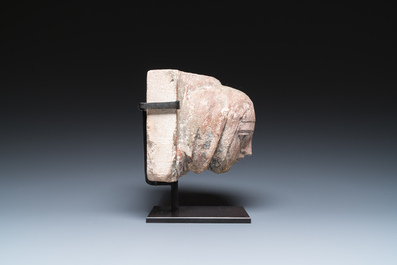 Fragment de corbeau en pierre sculpt&eacute;e figurant une t&ecirc;te de sainte aux traces de polychromie, Pays-Bas, 15&egrave;me