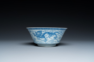Een Chinese blauw-witte 'draken' kom, Yongzheng merk, 19/20e eeuw