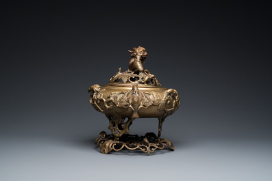 Een grote opengewerkte Chinese bronzen gedekselde wierookbrander op sokkel, 19e eeuw