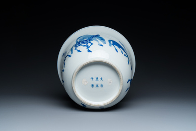 Een Chinese blauw-witte 'Acht paarden van Mu Wang' jardini&egrave;re, Kangxi merk, 19/20e eeuw