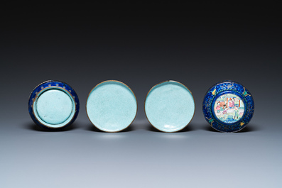 Vier stukken Chinees Canton email met blauwe fondkleur, Qianlong/Jiaqing