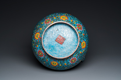 Een grote Chinese cloisonn&eacute; jardini&egrave;re, Ming merk, 19e eeuw
