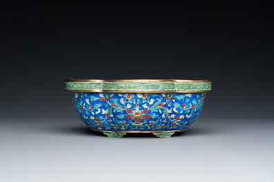 Jardini&egrave;re en &eacute;maux de Canton &agrave; fond bleu, Chine, Qianlong