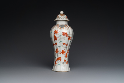 Een Chinese ijzerrode en grisaille dekselvaas met goudvissen, Yongzheng