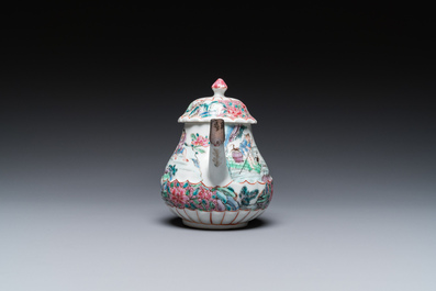Een Chinese famille rose theepot met vissers, Yongzheng