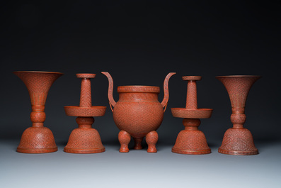 Garniture d'autel de cinq pi&egrave;ces en porcelaine de Chine en imitation de laque rouge, marque de Qianlong, 19&egrave;me
