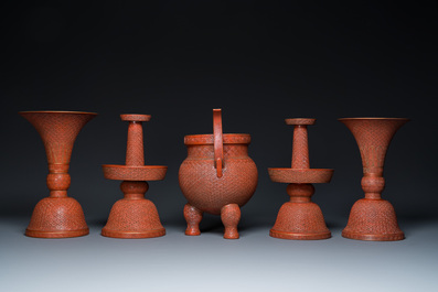 Garniture d'autel de cinq pi&egrave;ces en porcelaine de Chine en imitation de laque rouge, marque de Qianlong, 19&egrave;me