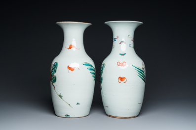 Paire de vases en porcelaine de Chine famille rose &agrave; d&eacute;cor des 'Sanxing', 19&egrave;me