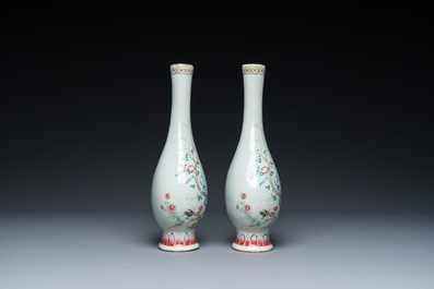 Een paar Chinese flesvormige famille rose vazen, Jiaqing