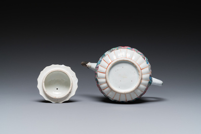 Een Chinese famille rose theepot met vissers, Yongzheng