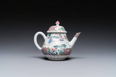 Een Chinese famille rose theepot met vissers, Yongzheng