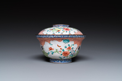 Een Chinese dekselkom met bloemen en vlinders in Canton email, Yongzheng/Qianlong